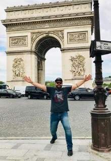 Renato e o Arco do Triunfo em Paris.