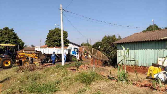 Prefeitura destr&oacute;i casas de fam&iacute;lias para desocupar &aacute;rea p&uacute;blica 