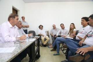 O prefeito Alcides Bernal e secretários municipais em reunião com representantes do sindicato dos servidores municipais (Foto: Fernando Antunes)