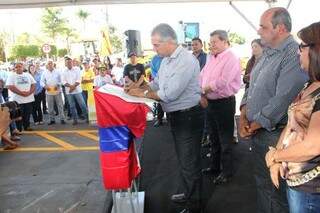 Governador assinou lançamento de obras ao lado de demais autoridades. (Foto: Chico Ribeiro/Notícias MS)