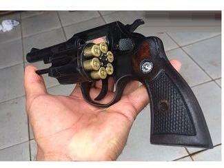 Suspeitos de pichar siglas de fac&ccedil;&atilde;o em distrito s&atilde;o presos pela pol&iacute;cia