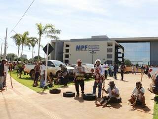 Índios em frente ao MPF em Dourados (Foto: Helio de Freitas)