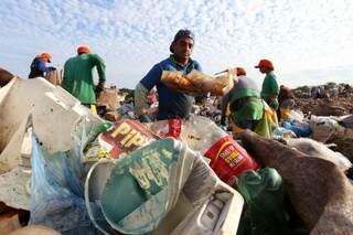 Catadores vão receber curso de reciclagem e organização através da Funsat. (Foto: Arquivo)