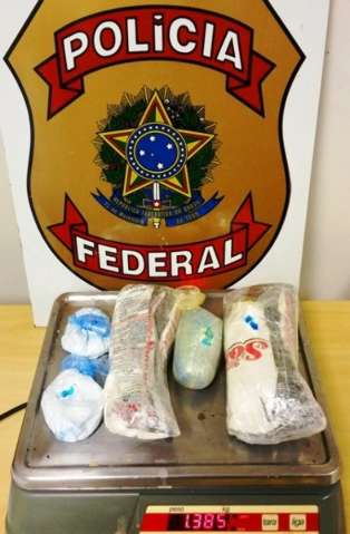 Pol&iacute;cia prende mulher em &ocirc;nibus com quase 1,5 kg de coca&iacute;na