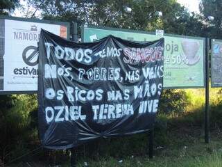 No pontilhão da avenida Ceará com a Afonso Pena, outra faixa de apoio aos indígenas, com destaque à morte do terena  Oziel Gabriel