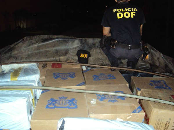  DOF apreende carreta carregada de cigarros contrabandeados em Dourados