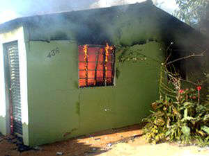  Homem de 60 anos morre carbonizado dentro de casa em Sidrol&acirc;ndia 