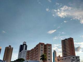 Domingo em Campo Grande amanheceu com céu claro (Foto: Alcides Neto)