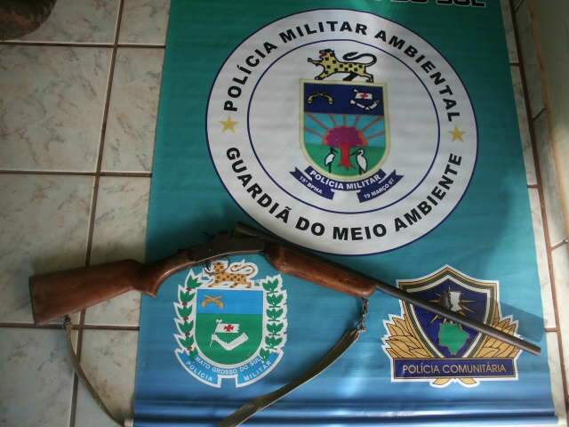  Homem &eacute; preso por posse de arma e suspeita de ca&ccedil;a em Japor&atilde;