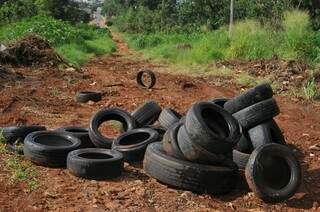 Os pneus estão acumulados no meio da via há quase 15 dias. (Foto: Alcides Neto)