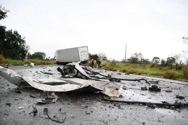 Ap&oacute;s aquaplanagem, Meriva bate em caminh&atilde;o e mata condutor; 2&ordf; morte