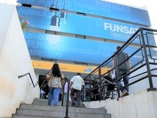 Sede da Funsat de Campo Grande; nível do emprego ainda está abaixo de 2014 no Estado, mas já supera média nacional. (Foto: PMCG/Arquivo)