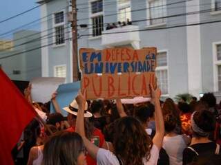 Estudante protesta pela universidade pública durante passeata (Foto: Paulo Francis)