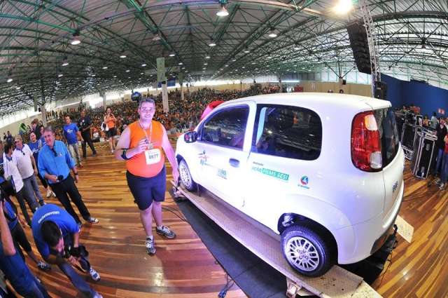Estudante ganha ve&iacute;culo sorteado entre participantes da meia-maratona 