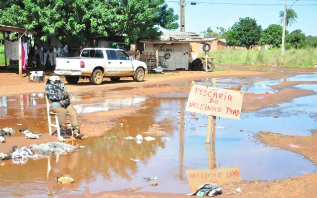  Com o bairro tomado por buracos e crateras, moradores pedem remo&ccedil;&atilde;o