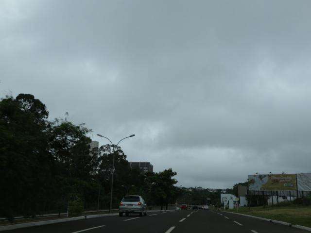 Chuva derruba temperatura e s&aacute;bado come&ccedil;a com neblina em Campo Grande