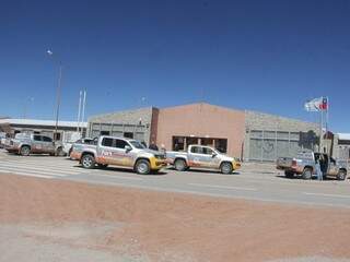 Caminhonetes da caravana estacionadas em ponto próximo a fronteira da Argentina com o Chile (Foto: Sílvio Andrade)