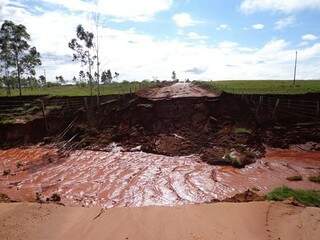 Em Coronel Sapucaia, as chuvas de maio prejudicaram estradas e as águas levaram mais uma ponte da zona rural. (Foto: Defesa Civil de Coronel Sapucaia)