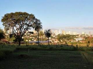 Área atrás do inacabado Centro de Belas Artes, eleita para projeto habitacional (Foto: Divulgação/PMCG)