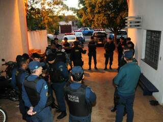Policiais durante instrução para início da operação. Foto: Rodrigo Pazinato)