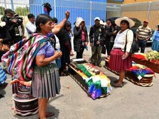 Manifestantes velam mortos em confronto no departamento de Cochabamba (Foto: Empresa Editora El Comercio/Bolívia)