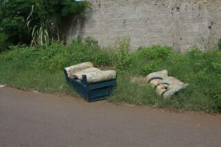 Até um sofá foi encontrado jogado nas ruas do bairro (Foto: Cleber Gellio)