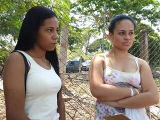 As estudantes Ketilly Souza e Indaya Souza chegaram cedo para o primeiro dia de prova do Enem (Foto: Clayton Neves)