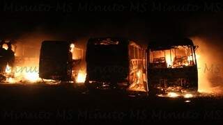Cinco veículos foram consumidos pelas chamas (Foto: Celso Daniel/Minuto do MS)