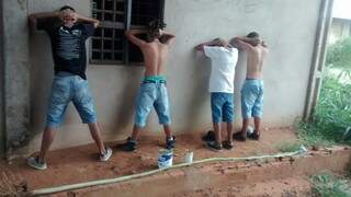 Os rapazes (um de 14, dois de 16 e um de 17 anos) foram detidos pela Guarnição Anhanduizinho da Guarda Municipal (Foto: Direto das Ruas)