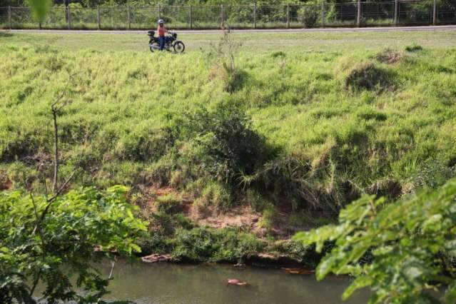 Motociclista v&ecirc; corpo boiando no Rio Anhandu&iacute; e chama a pol&iacute;cia