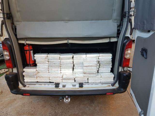 Em a&ccedil;&atilde;o conjunta, PF e PRF apreendem 103 quilos de coca&iacute;na em van