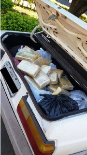 A droga foi encontrada no porta-malas de um veículo VW/Voyage, conduzido pelo traficante. (Foto: Divulgação/PRF)