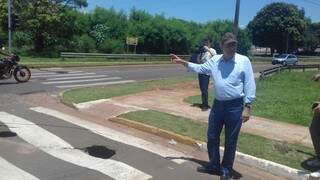 Alcides Bernal verifica asfalto no bairro Bonanza, que está cedendo com apenas cinco anos de uso. (Foto:Juliana Brum)