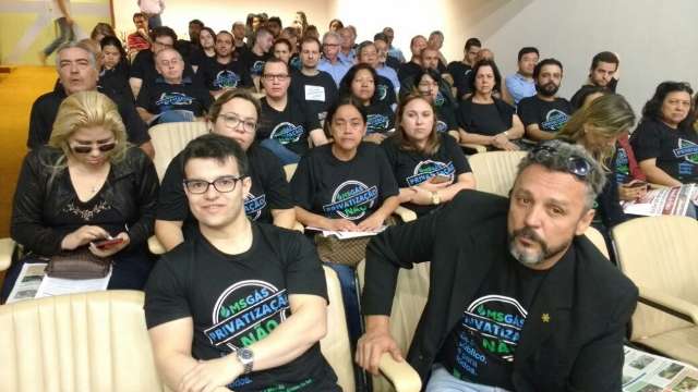 Grupo faz protesto na Assembleia e pede apoio contra privatiza&ccedil;&otilde;es 
