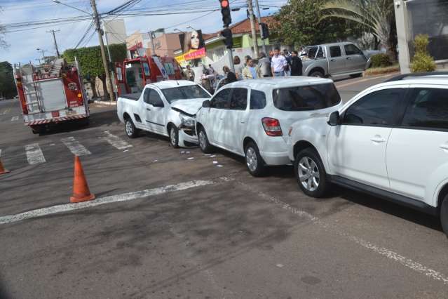 Motorista fura sinal vermelho e causa acidente envolvendo quatro carros