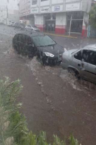 Chuva alaga centro da Capital e motoristas tiveram dificuldade para trafegar