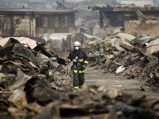 Bombeiro caminha em meio aos escombros em local devastado pelo terremoto. (Foto: Reuters)