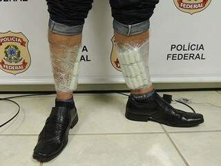 A droga estava presa nas pernas do traficante. (Foto: Divulgação)