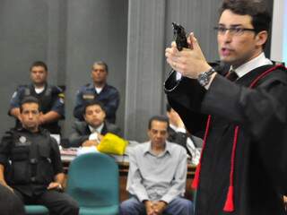 Promotor mostra aos jurados arma que matou criança em briga de trânsito. (Foto: João Garrigó)
