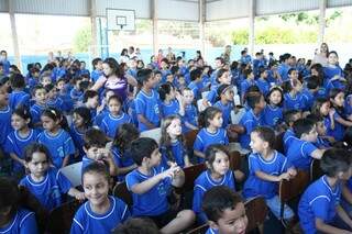 Mais de 300 crianças estudam na escola em período integral (Foto: Marcos Ermínio)