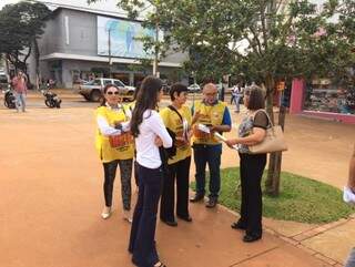 Servidores do INSS conversam com moradores no centro de Dourados sobre motivos da greve nacional (Foto: Divulgação)