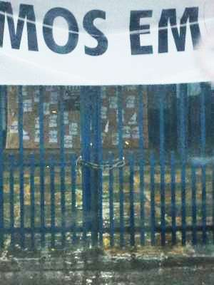 Em dia de greve, escola amanhece lacrada com correntes e cadeados 