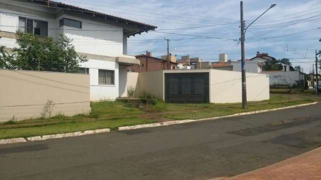 Cabo de a&ccedil;o ca&iacute;do em frente a resid&ecirc;ncia incomoda moradores no Santa F&eacute;