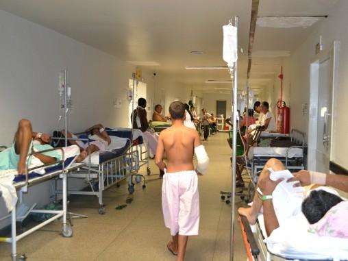 Por dia, 19 v&iacute;timas de acidentes lotam corredores do pronto-socorro do hospital 