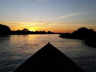 Por do sol registrado de dentro de barco no Rio Aquidauana. Mutirão esta marcado para sábado, dia 26 de maio. (Foto: Vanilton Almeida)