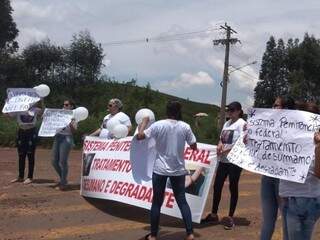 Grupo de mulheres de presos em frente ao Presídio Federal de Campo Grande na manhã desta terça-feira (Bruna Pasche)