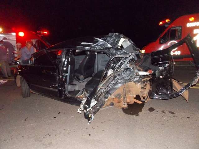 Passageira de carro morre após ser arremessada em acidente com carreta 