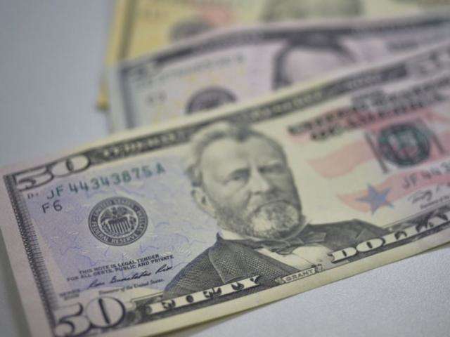 D&oacute;lar cai 0,45% e fecha cotado a R$ 3,76, aguardando reforma da Previd&ecirc;ncia