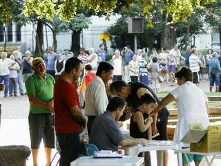 Vacinação contra a gripe na Praça Ary Coelho (Foto: Saul Schramm/Arquivo)