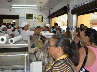 Consumidores em volta do balcão da peixaria (Foto: Fernando da Mata)